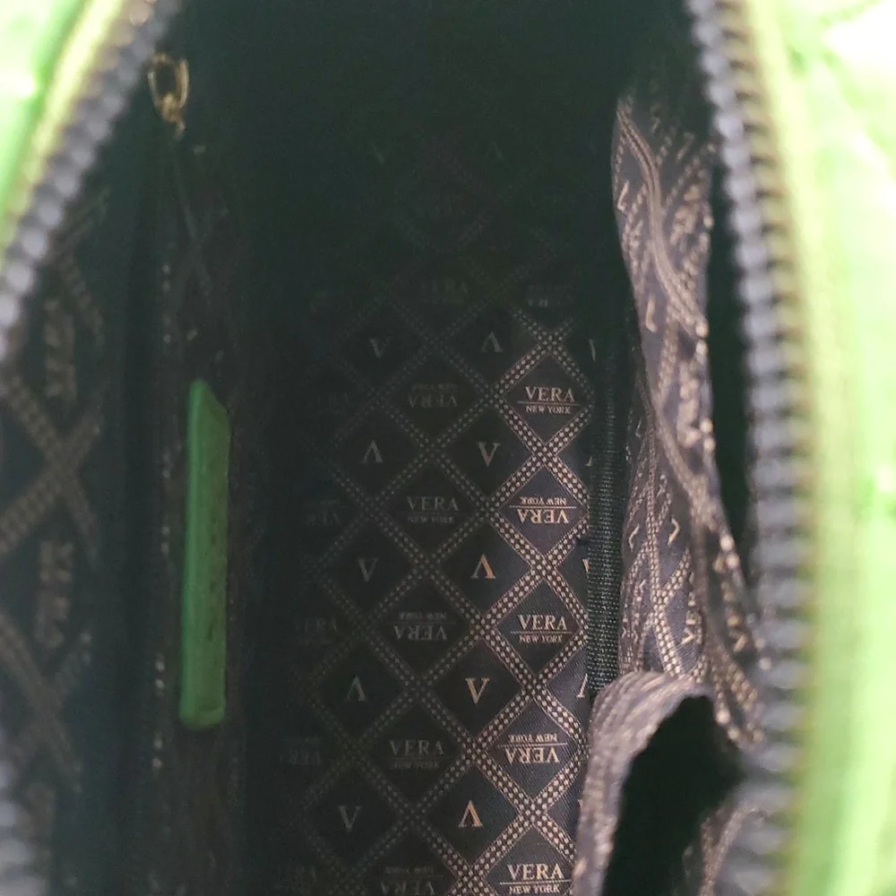 Vera New York Green Quilted Crossbody Bag - Picture 8 of 12